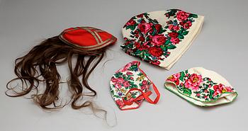 BARNFOLKDRÄKT samt DOCKDRÄKT, Hardanger Norge, troligen 1900-talets första hälft.