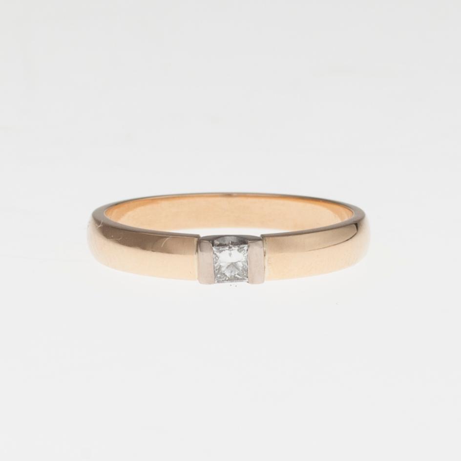 RING, 18K guld, princesslipad diamant, ca 0,10 ct. Vikt 3,6 g. Kultakeskus 2001.