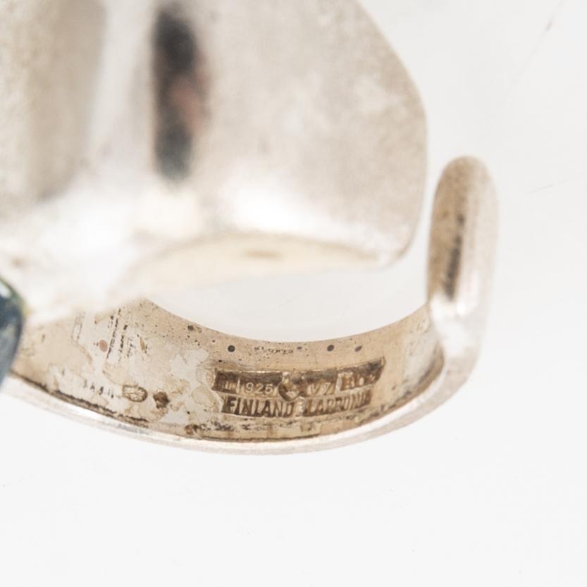 Björn Weckström, ring "Darinas tår", sterlingsilver och akryl. Lapponia 1970-tal.