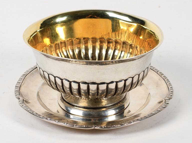 SÅSSKÅL PÅ FAT, silver, JP Grönvall 1836 samt Johan Abraham Hallard 1782, Stockholm. Tot vikt 545 gram.