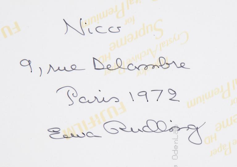 Ewa Rudling, färgfotografi föreställande Nico, signerat.