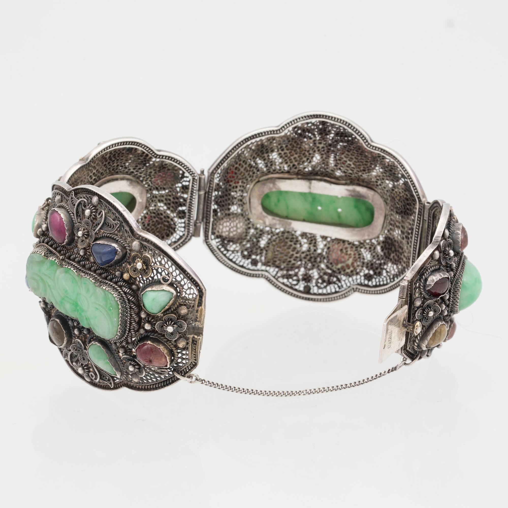 ARMBAND, silver med jade samt olikfärgade stenar. Vikt ca 56 g.