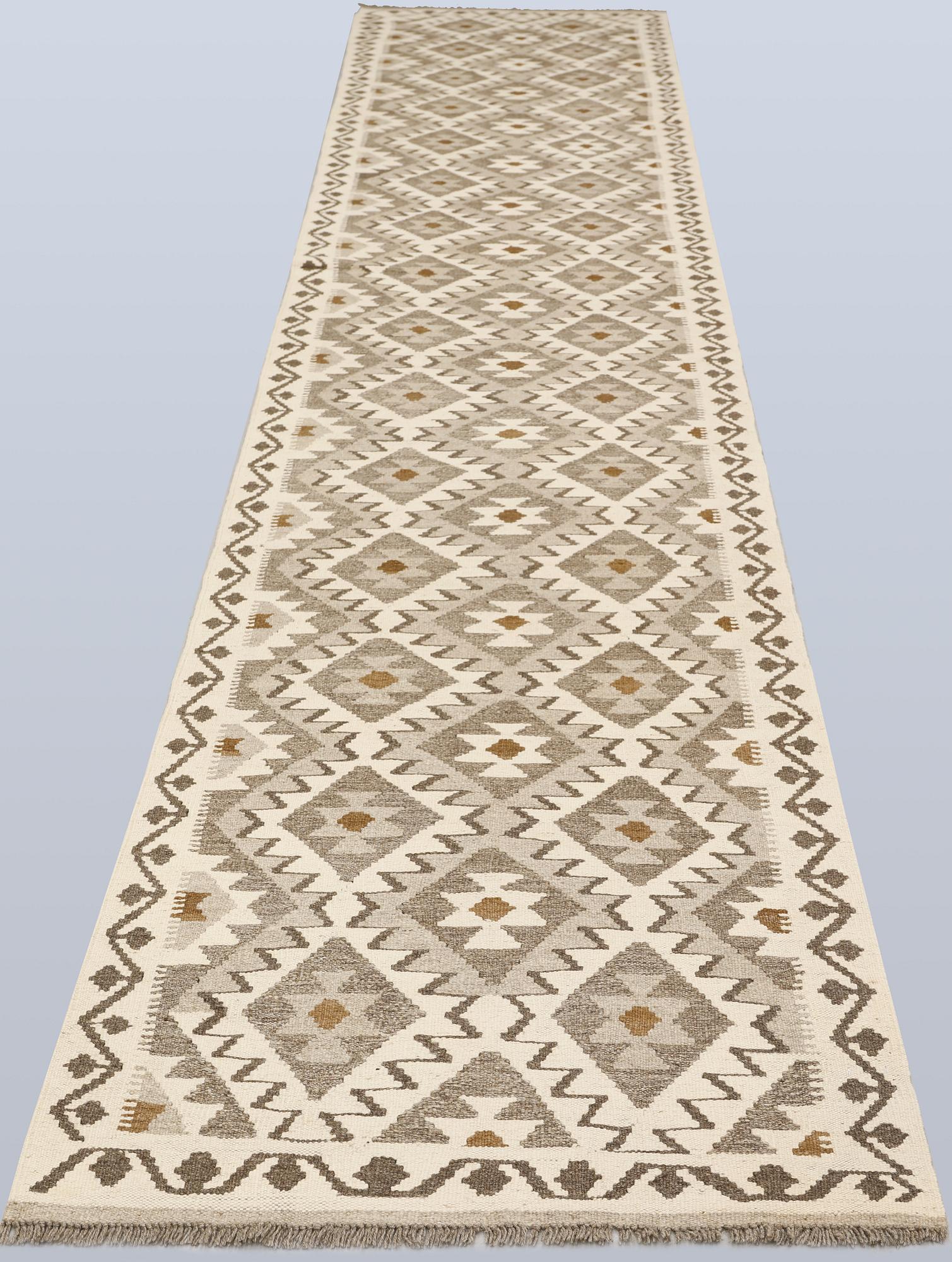 A Kilim runner, approx. 499 x 81 cm.