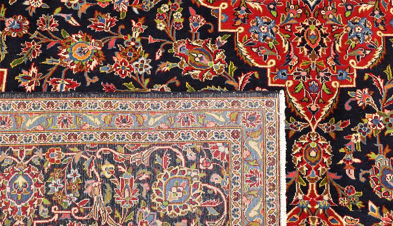 A Keshan carpet, signed Akhavan, approx. 415 x 303 cm.