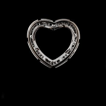HÄNGE, 18k vitguld med baguettslipade diamanter, totalt ca 2.0 ct. Vikt 4 g.