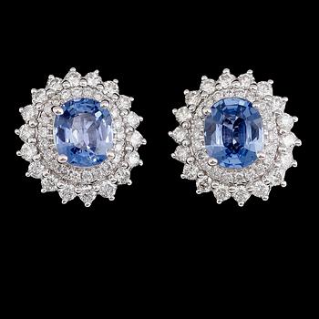 ÖRHÄNGEN, 1 par, 18 k vitguld, safirer tot ca 2.51 ct, briljantslipade diamanter tot ca 1.00 ct.