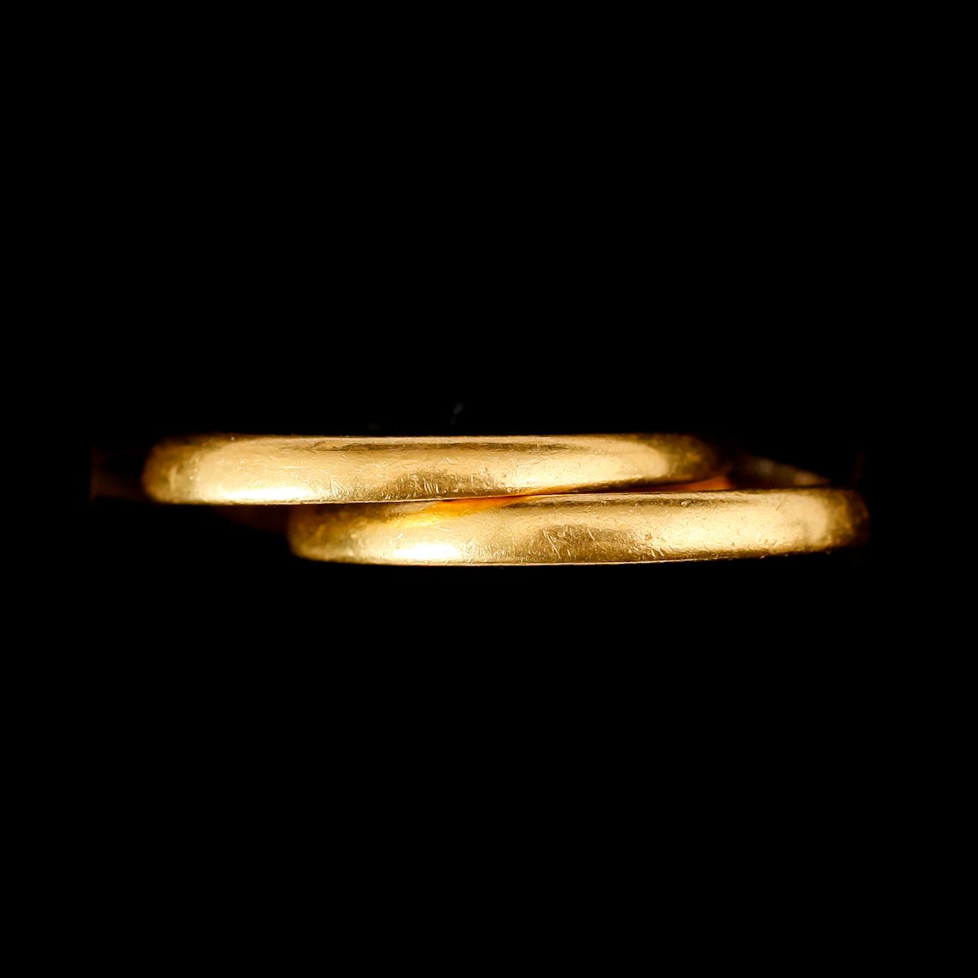 RINGAR, 2 st, 23 k guld. Vikt 7 g.