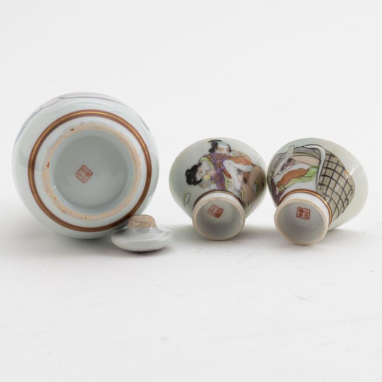 Sakeflaska och koppar ett par, Japan, 1900-tal.