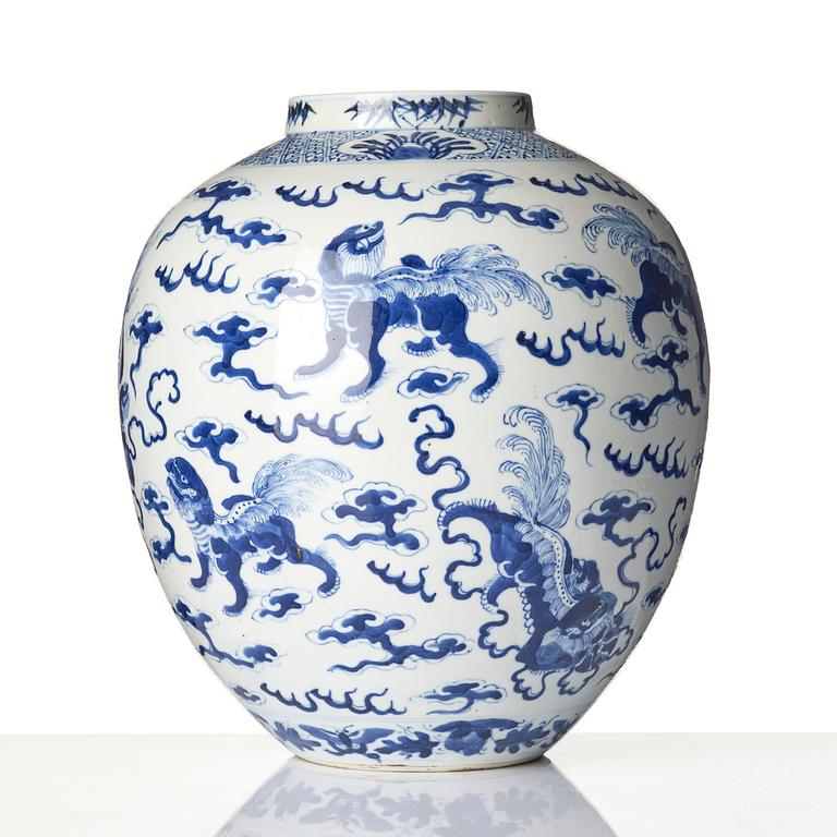 A blue and white 'buddhist' lion jar, Qing dynasty, 19th century.