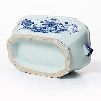 Four blue and white export porcelain service pieces, China, Qing dynasty 18th century.