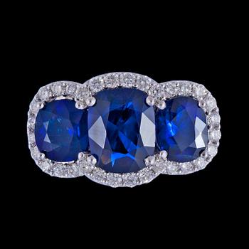 1007. RING, tre fasettslipade blå  Burma safirer, tot. 3.27 ct, och briljantslipade diamanter, tot. 0.42 ct.