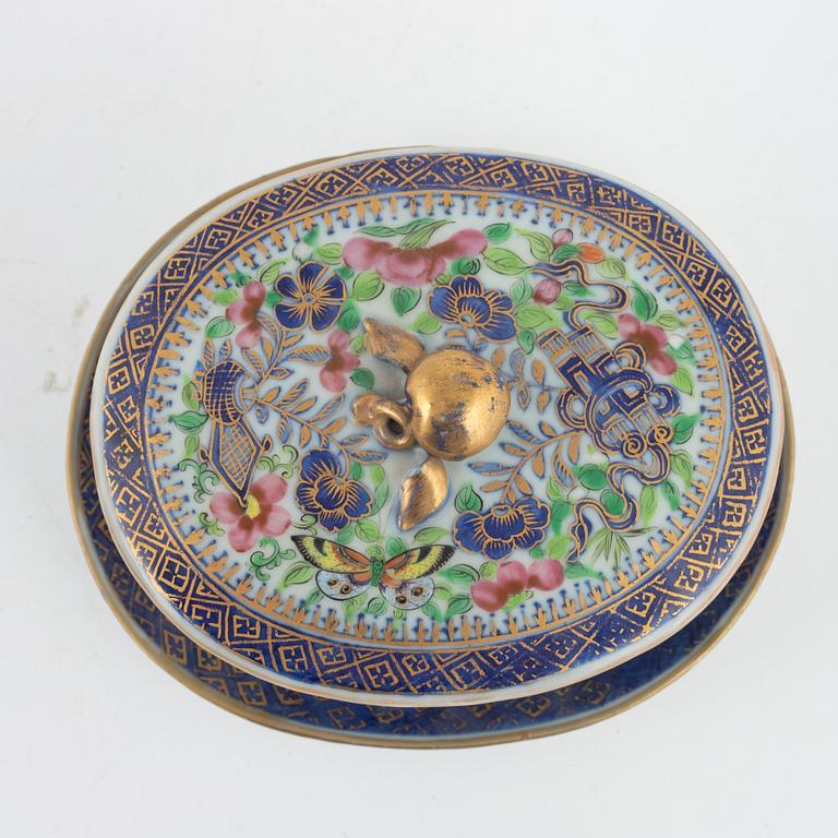 Smör terrin med lock och fat, porslin. Qingdynastin, 1700-tal.