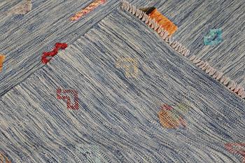 A Kelim carpet, figural, c. 236 x 171 cm.