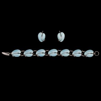 ARMLÄNK SAMT ÖRHÄNGEN, sterlingsilver samt emalj, Volmer Bahner, Danmark, 1900-talets andra hälft. Vikt 30 g.