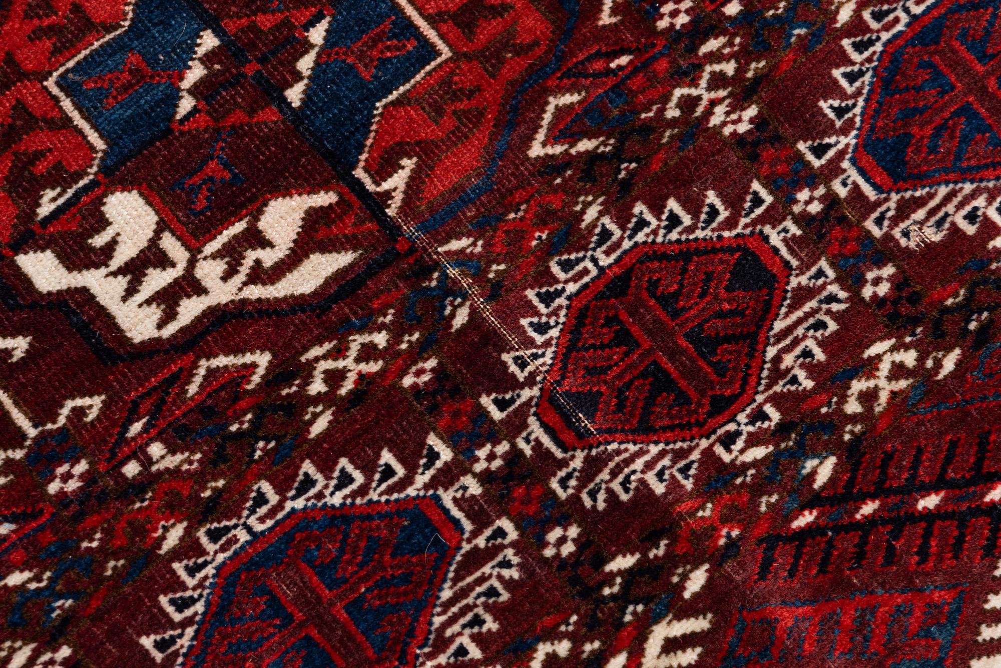 A Turkmen carpet, c. 293 x 210 cm.