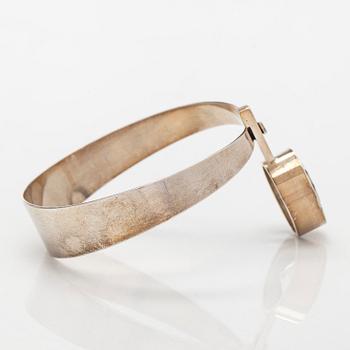 Elis Kauppi, armring, sterlingsilver med fasettslipad bergkristall. Kupittaan Kulta, Åbo.
