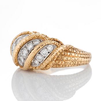 A Van Cleef et Arpels ring in 18K gold set with round brilliant-cut diamonds with a total weight of ca 1 ct.