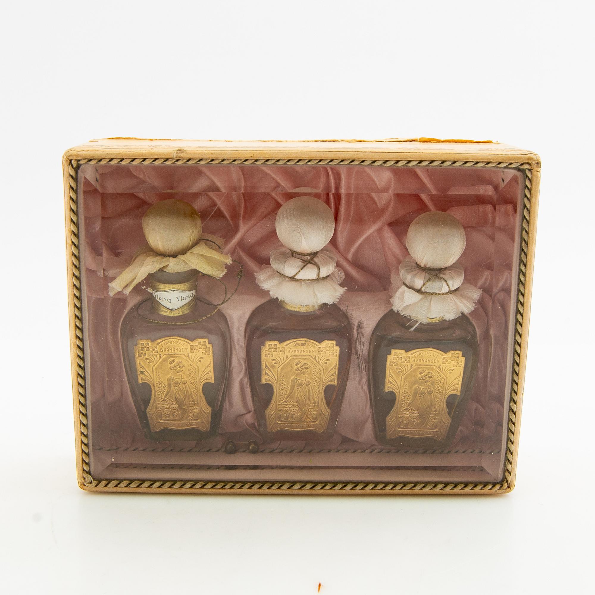 Parfymflaskor 3 st i etui Barnängen 1900-talets början.