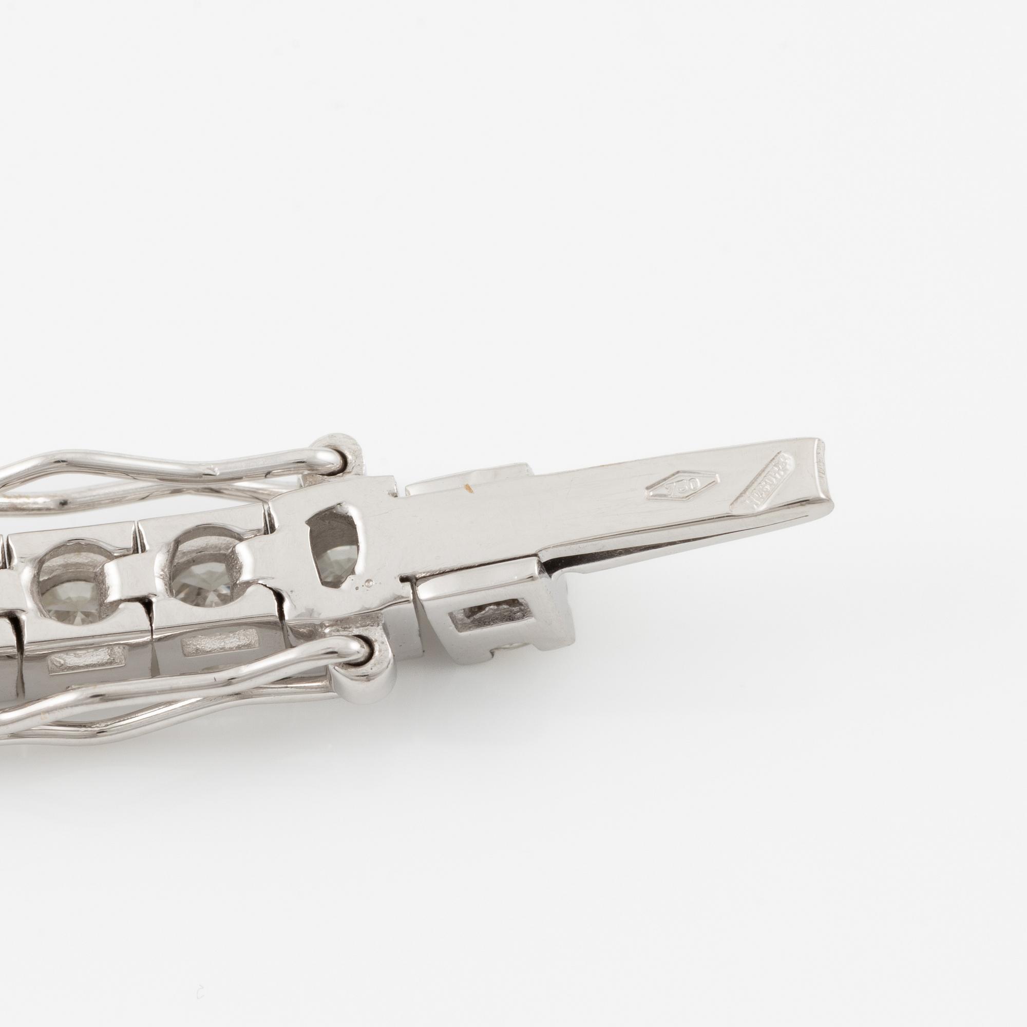Tennis bracelet 18K white gold with round brilliant-cut diamonds.