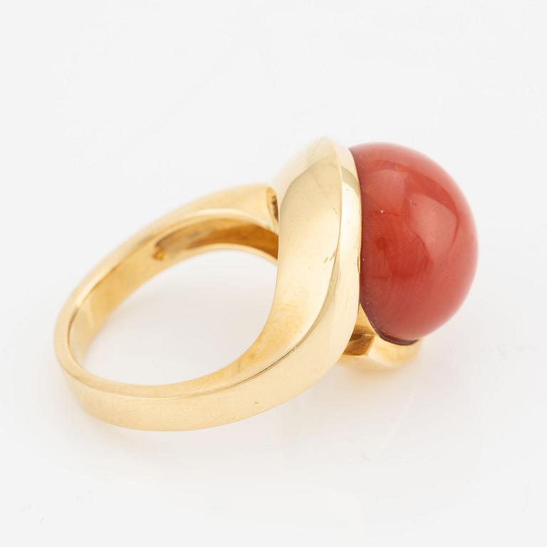 Ring in 18K gold with coral.