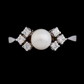 RING, 18 k vitguld, pärla och briljantslipad diamanter tot ca 0.18 ct. Vikt ca 3,8 g.
