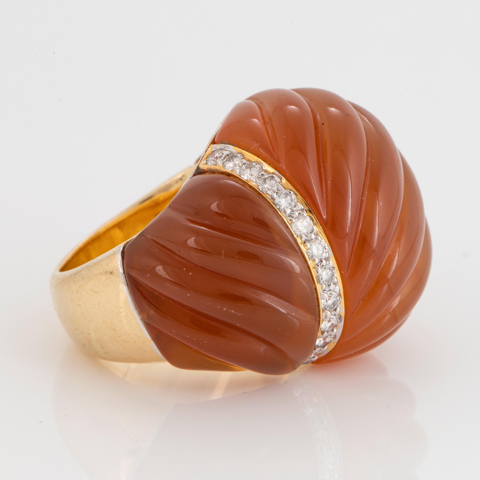 Ring 18K guld med agat och runda briljantslipade diamanter.