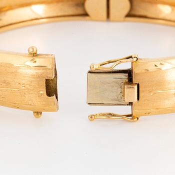 18K gold bangle.