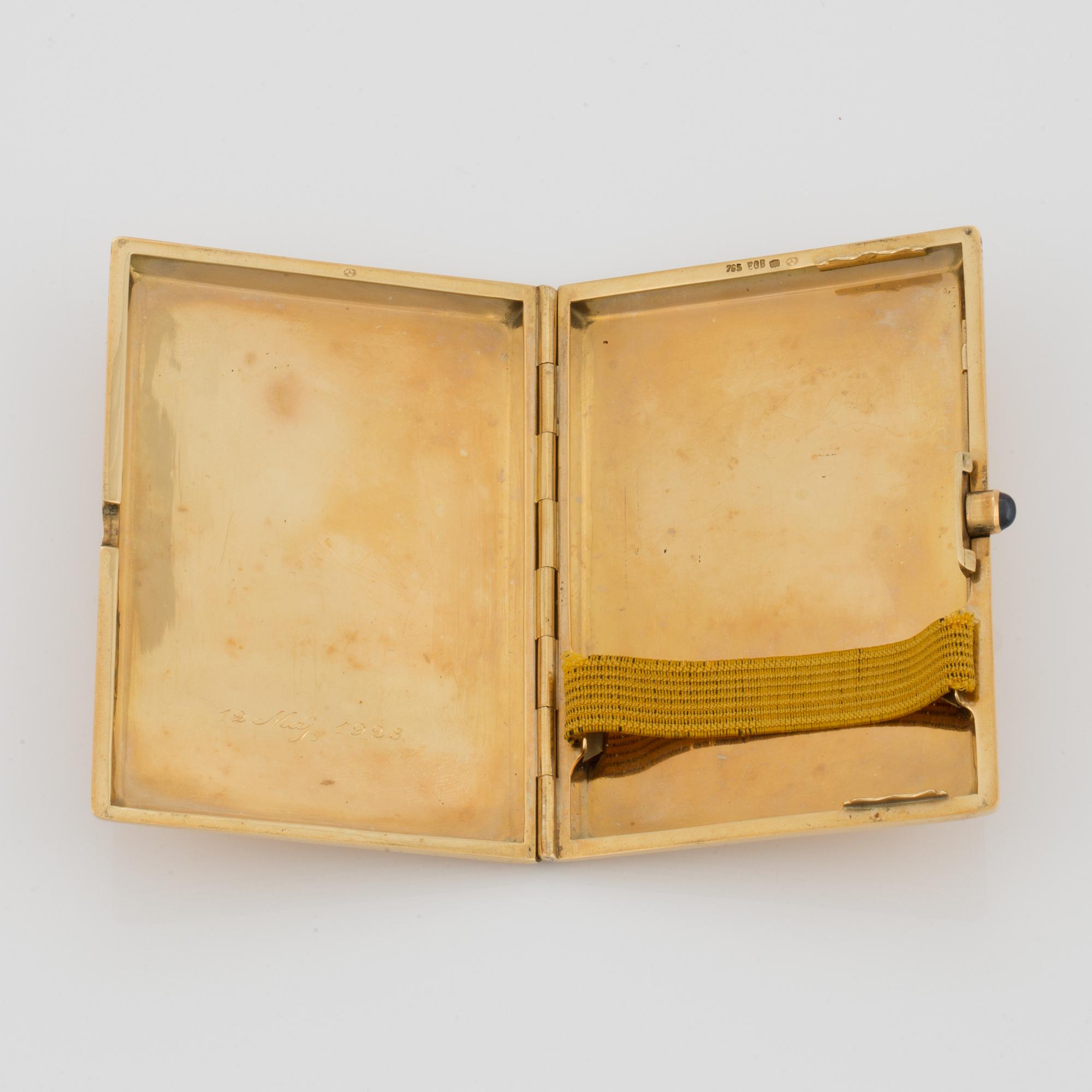 An 18K gold cigarette box.