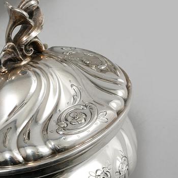 KAFFESERVIS, 3 delar, silver, rokokostil, C.G Hallberg, Stockholm, 1944 och 1945, total vikt ca 1315 gram.