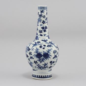 VAS, porslin, Qing dynastin, med Kangxis sex karaktärers märke, 1800-talets andra hälft.