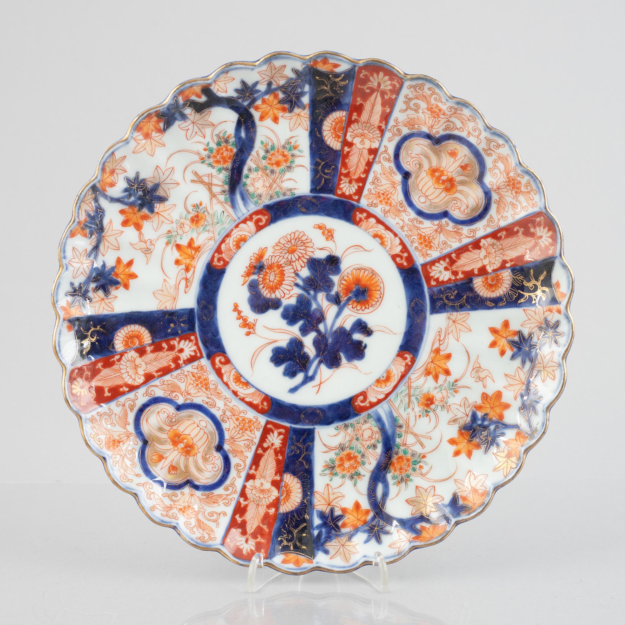 A dish and a pair of pots, porcelain, Japan, early 20th century.