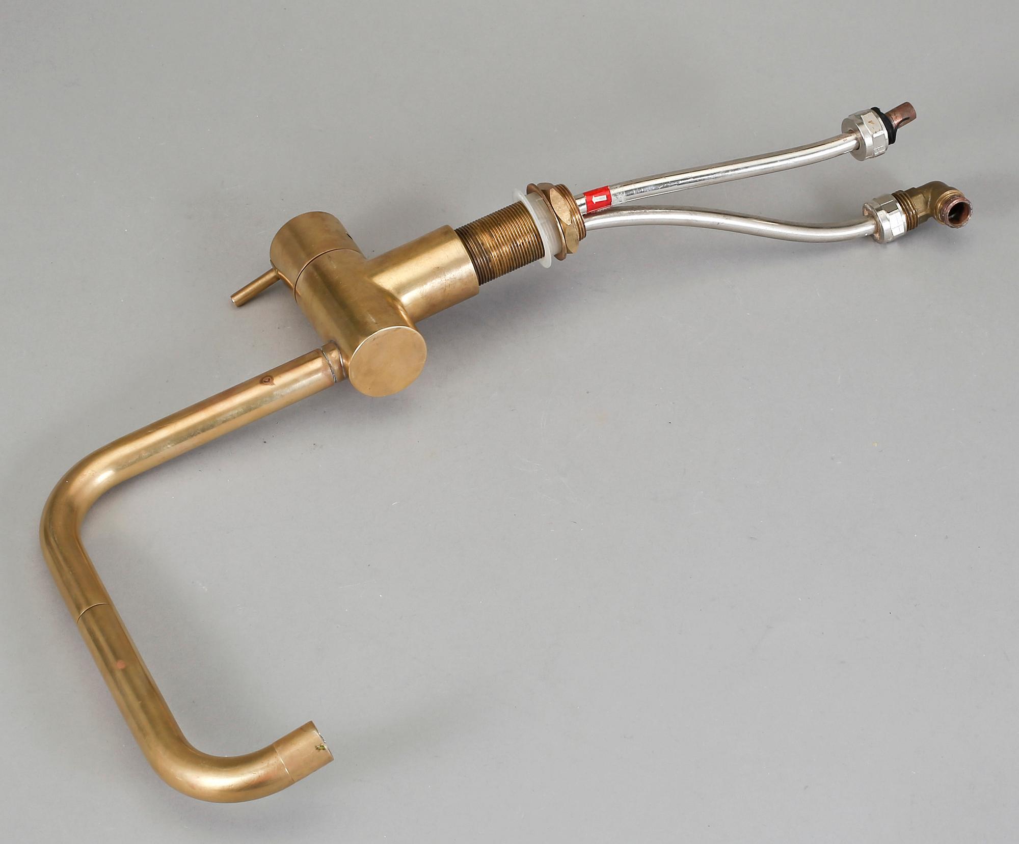 ARNE JACOBSEN, kökskran, patinerad mässing, för Vola, modell, "KV1". 1900-talets andra hälft.