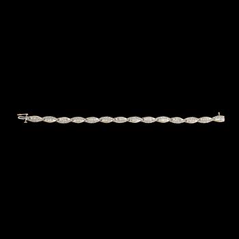 29. ARMBAND, baguette- och briljantslipade diamanter, tot. ca 7 ct.