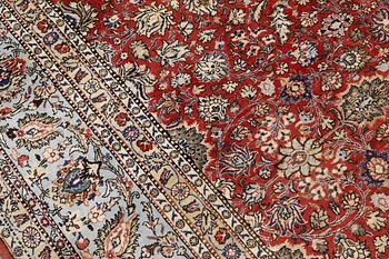 A part silk Sarouk carpet, approx. 530 x 365 cm.