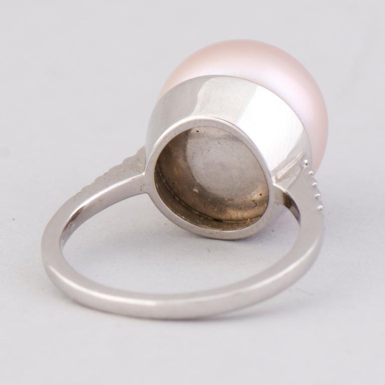 A RING, cultured pearl, diamonds, 18K white gold, import marks A. Tillander, Helsinki Finland.