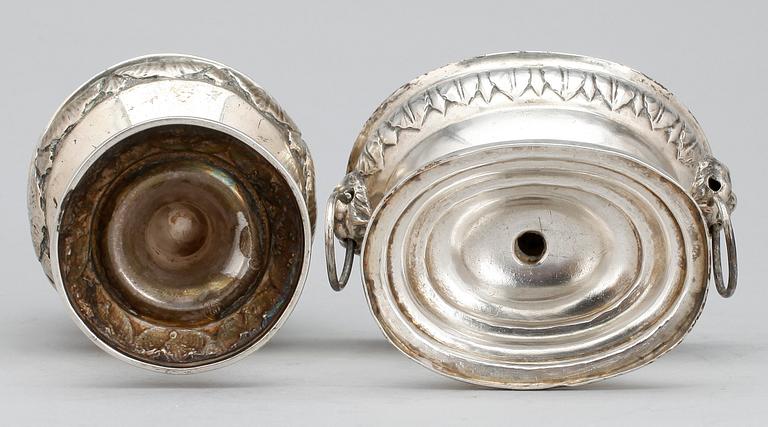 DOFTKAR samt SKÅL PÅ FOT, senempire, silver, otydliga stämplar, en troligen Johan Gerhard Struntze, Köpenhamn ca1820-47.