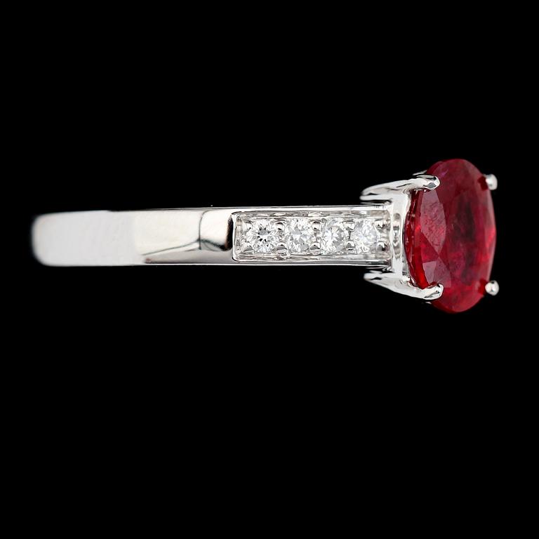 RING, 14K vitguld, rubin samt diamanter.