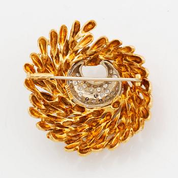 An 18K gold brooch set with round brilliant-cut diamonds and a pair of 18K gold earrings.