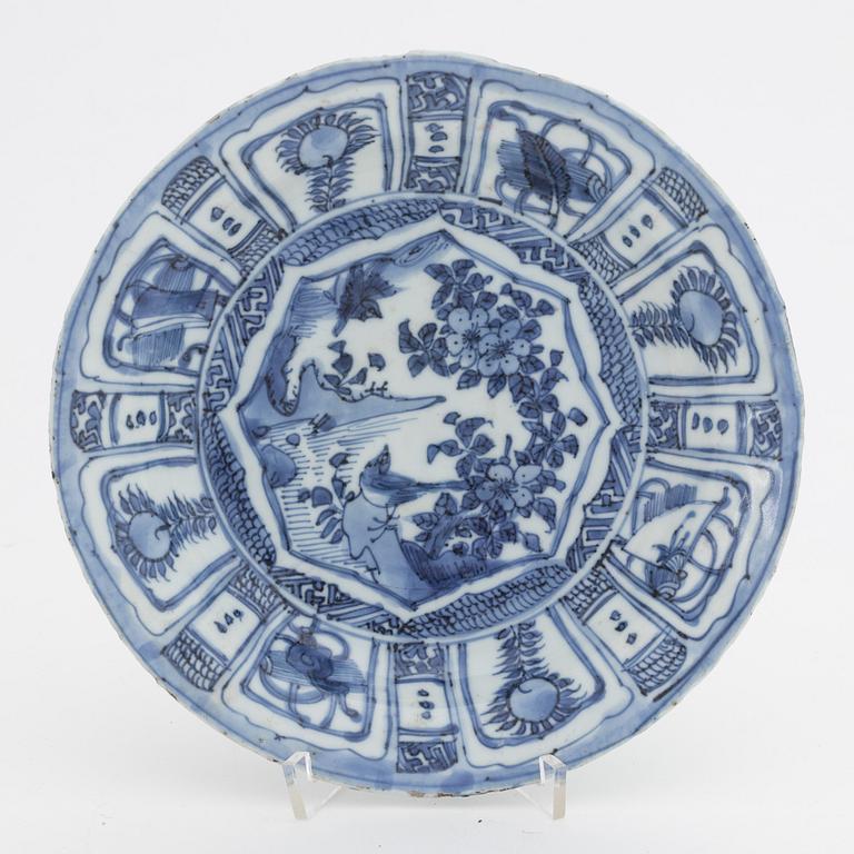 A blue and white dish, Ming dynasty, Wanli (1572-1620).