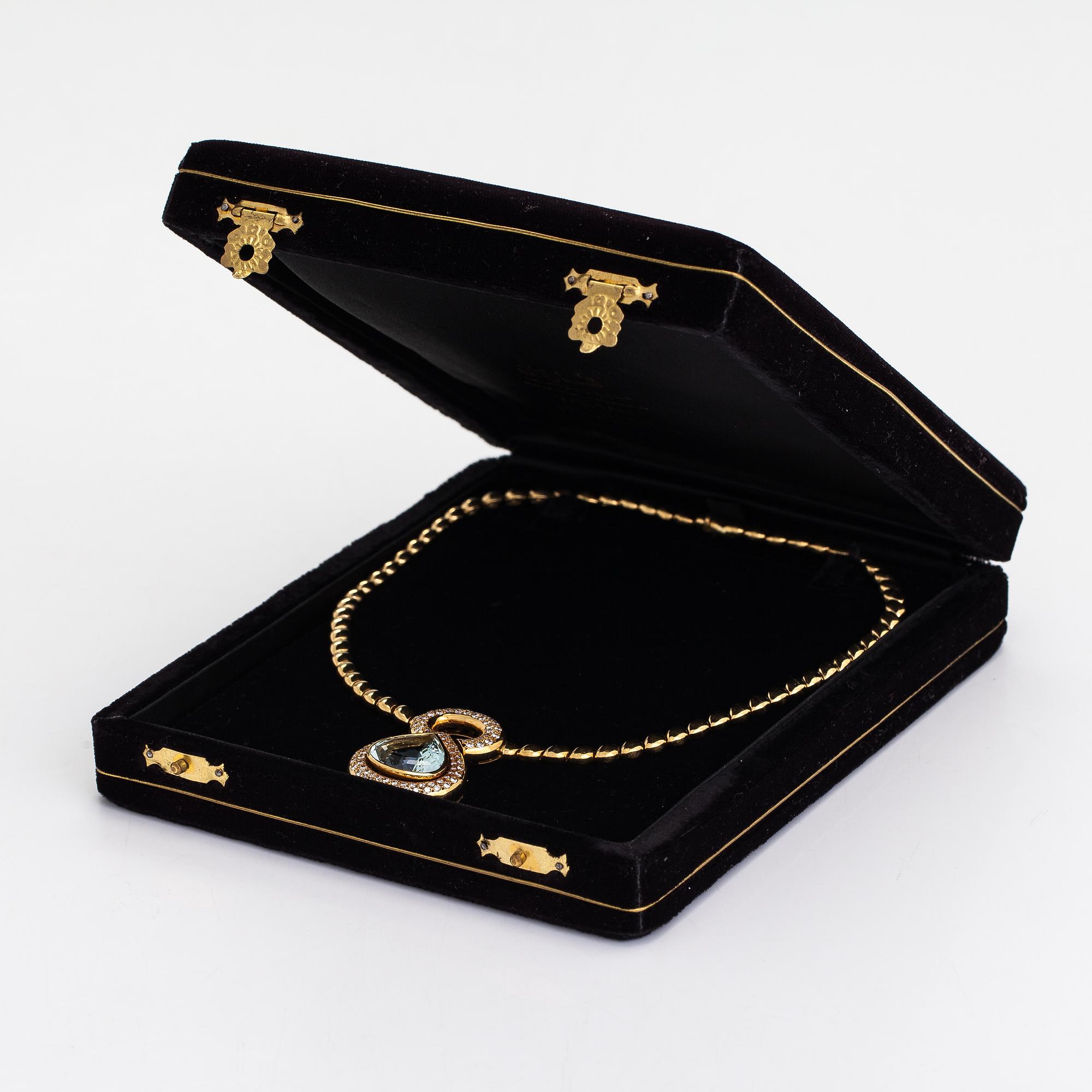 An 18K gold necklace with a ca 18.00 ct aquamarine and brilliant-cut diamonds ca 1.80 ct in total. With certificate.