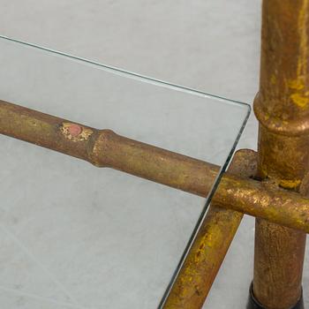 A Chinoiserie shelf, 20th Century.