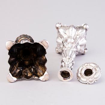 KYNNTILÄNJALKAPARI, hopeaa, rokokootyyli, Kultakeskus Oy, Hämeenlinna, Suomi, 1946.