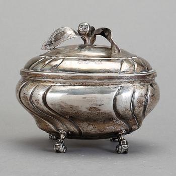 SOCKERSKRIN, silver, Johan Ascher, Växjö 1762.Total vikt 227 cm. Senbarock/Rokoko.