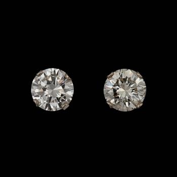 ÖRHÄNGEN, ett par, 14k vitguld med briljantslipade diamanter totalt ca1.50 ct, 2000-tal. Vikt 2 g.