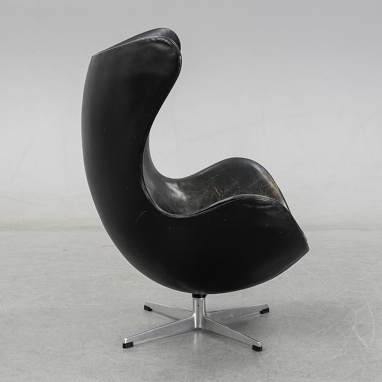 An 'Egg chair' by Arne Jacobsen for Fritz Hansen, designed 1958.