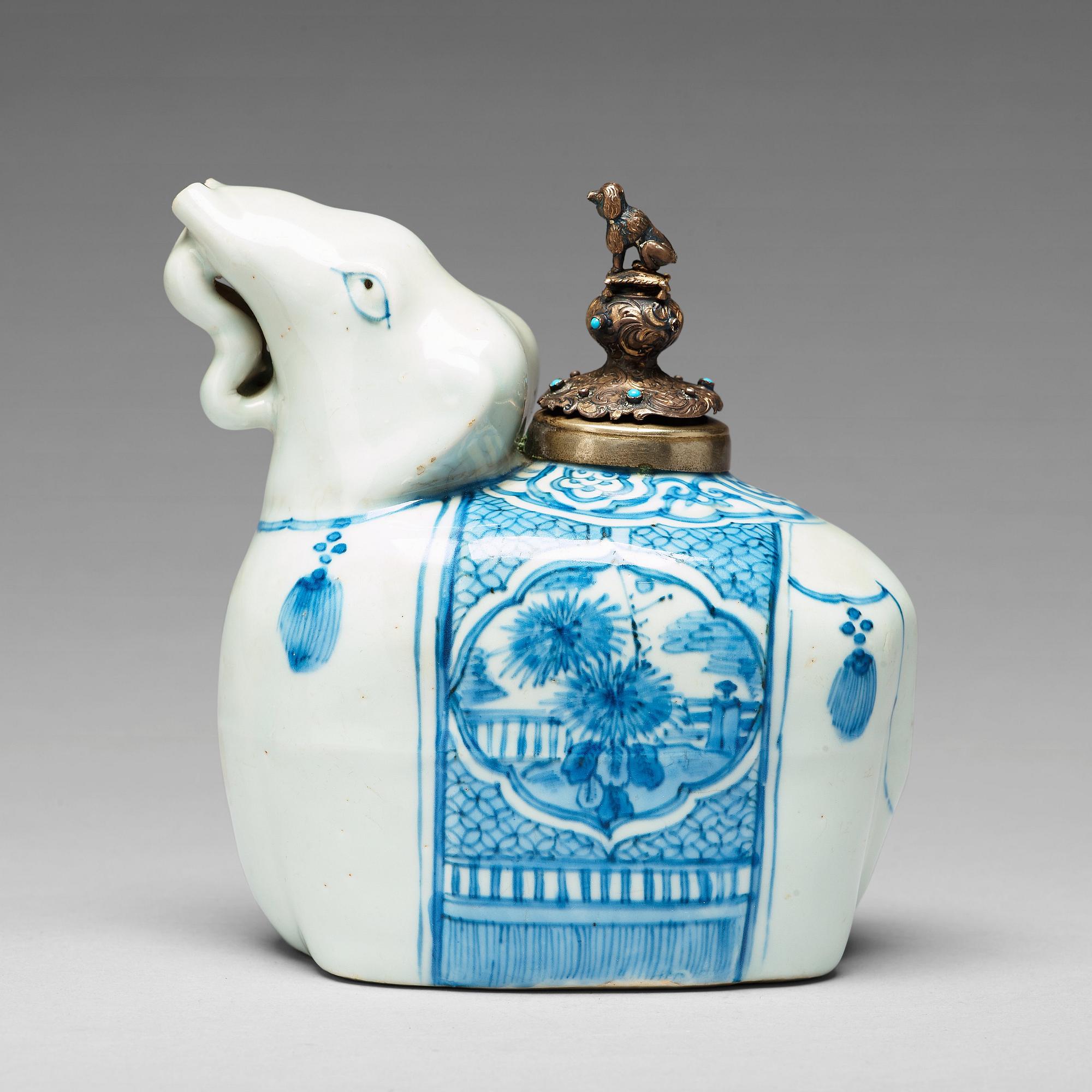 A blue and white elephant shaped kendi, Ming dynasty, Wanli (1572-1620).