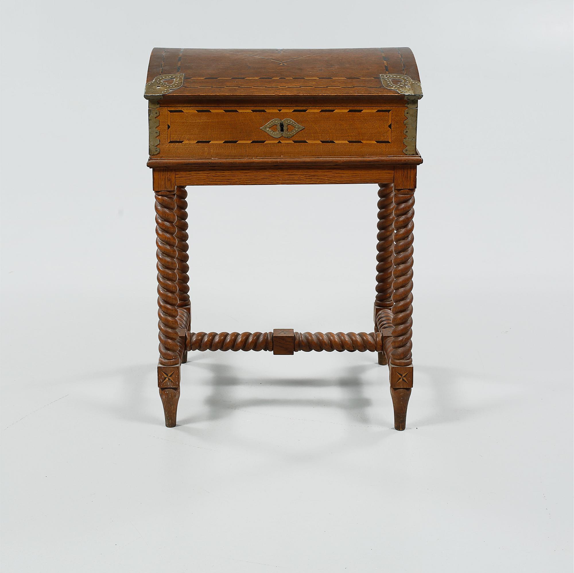 SCHATULL PÅ BENSTÄLLNING, barockstil, 1900-tal.