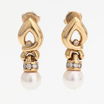 A pair of 14K gold earrings with cultured pearls and diamonds ca. 0.25 ct in total.