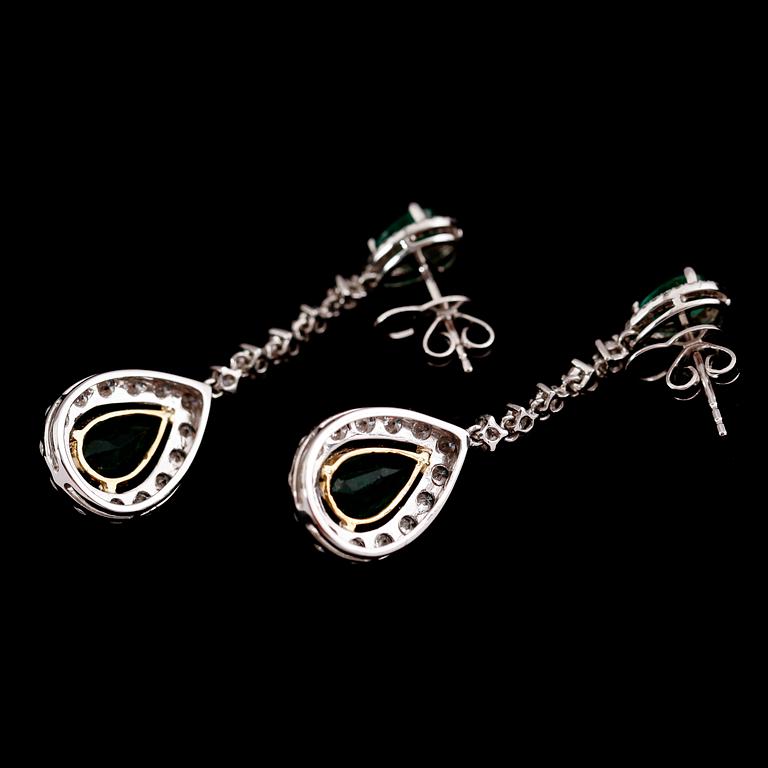 ÖRHÄNGEN, 1 par, 18 k guld och vitguld, smaragder totalt 3.72 ct, diamanter totalt 1.58 ct.