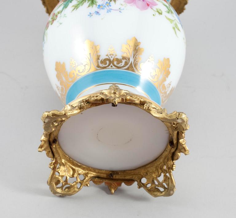 URNA, opalglas och brons, 1800-tal.